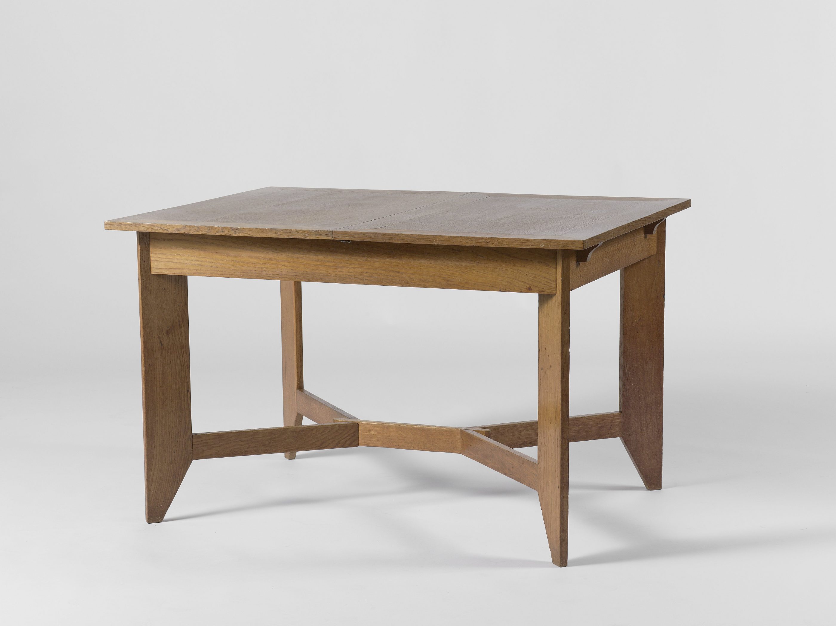 Een houten tafel van Hendrik Wouda.