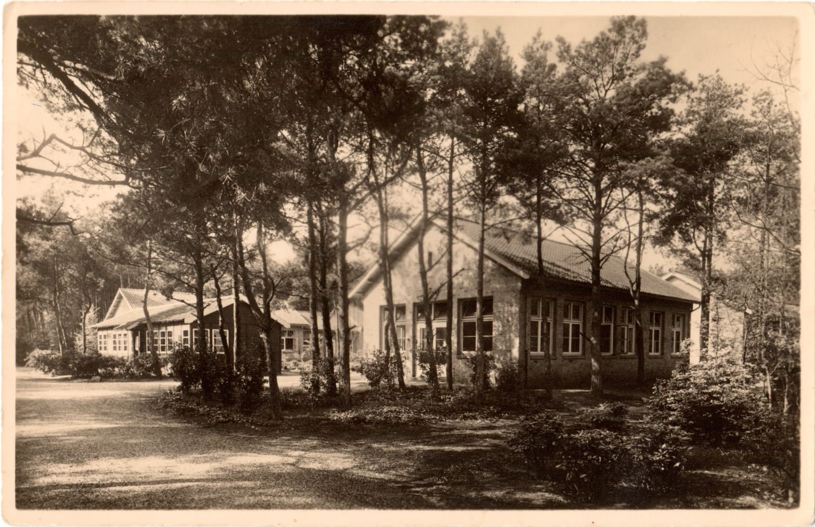 De gebouwen van de werkplaats voor mannen in sanatorium Berg en Bosch in Bilthoven