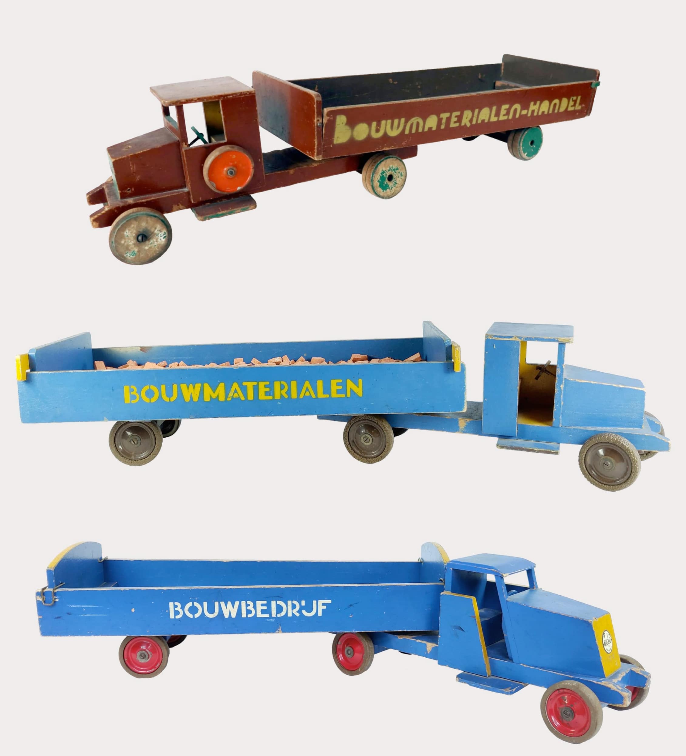 Drie verschillende bouwmaterialen-wagens van ado speelgoed