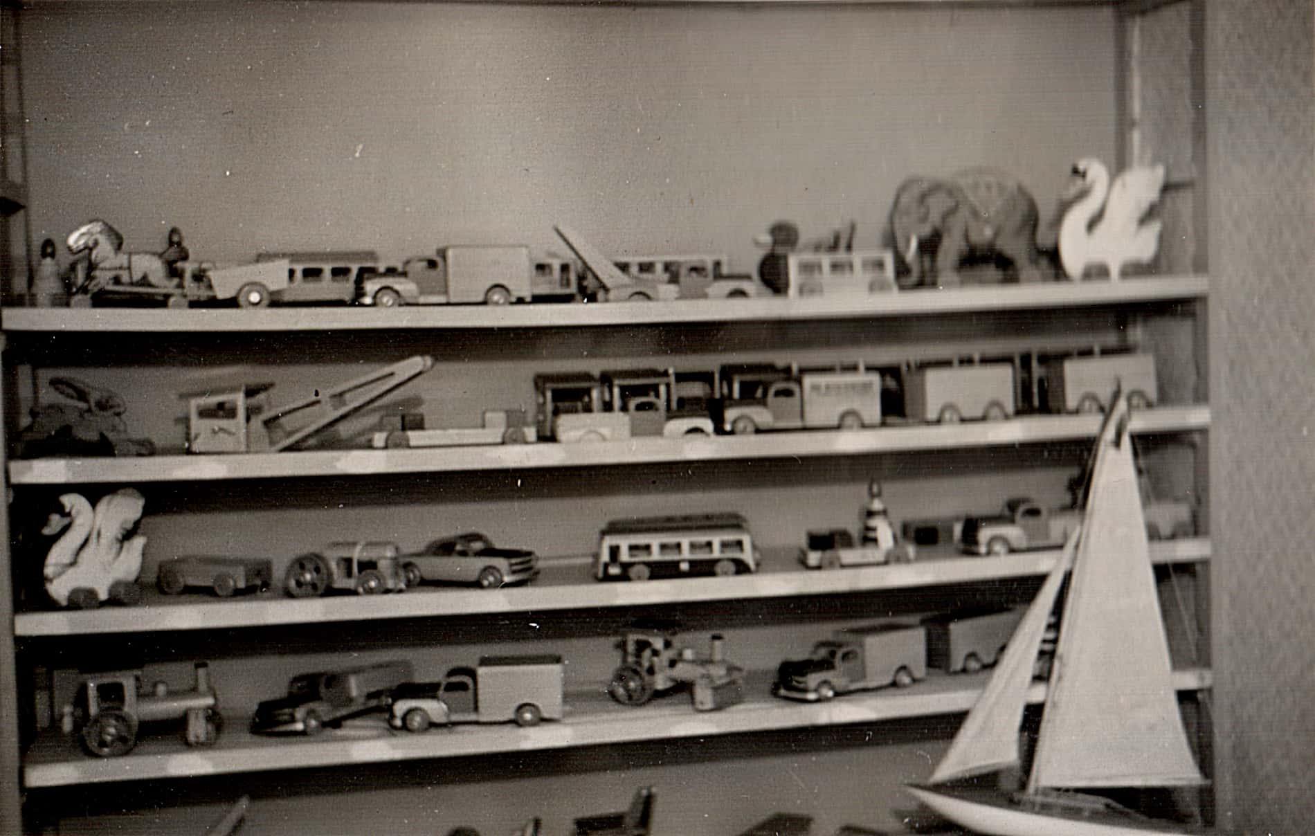 Een kast in de KODA speelgoed fabriek, gevuld met Jumbo speelgoederen