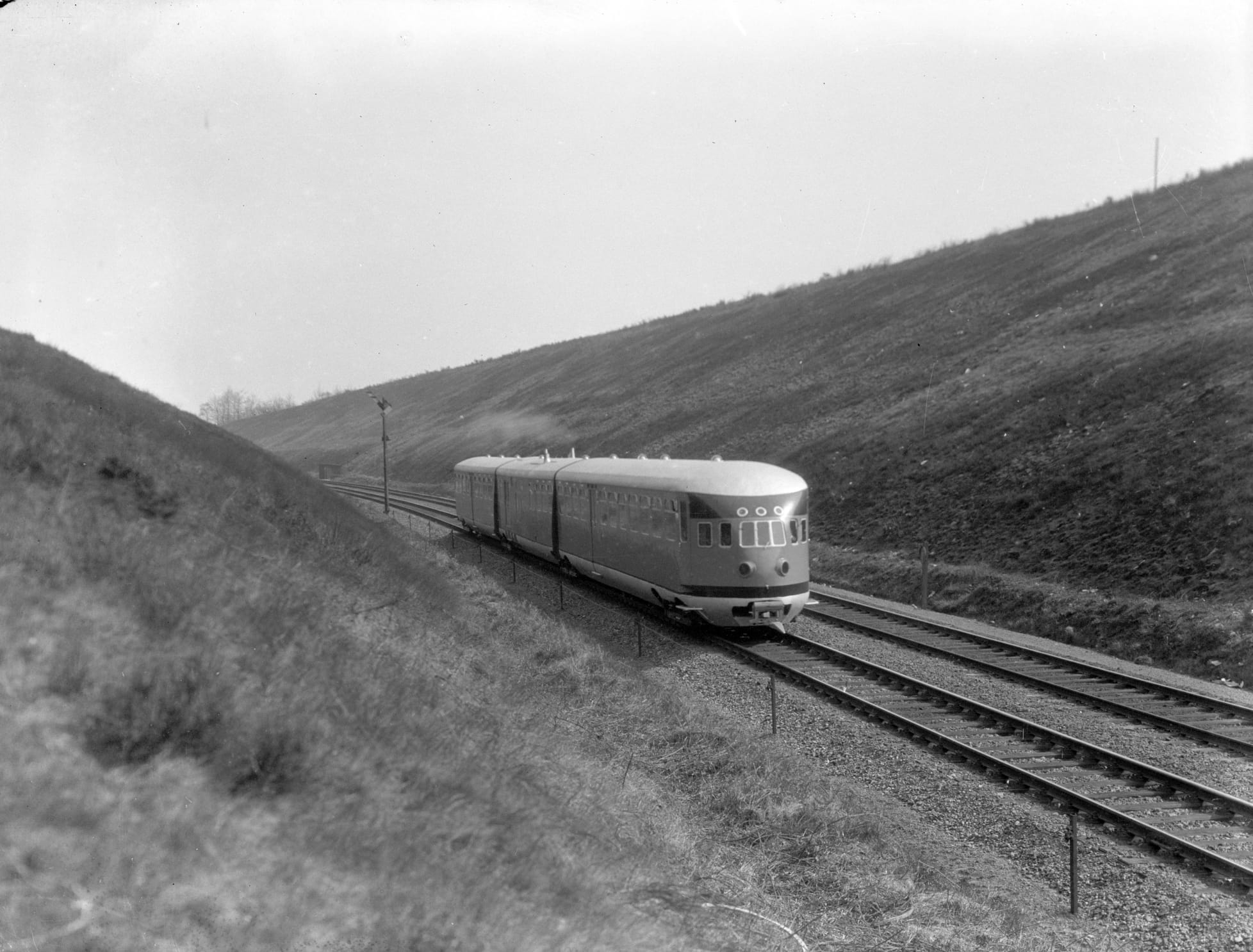 De dieseltrein op het spoor bij Oosterbeek