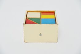 255: Kistje gekleurde tegels (box with colored tiles)