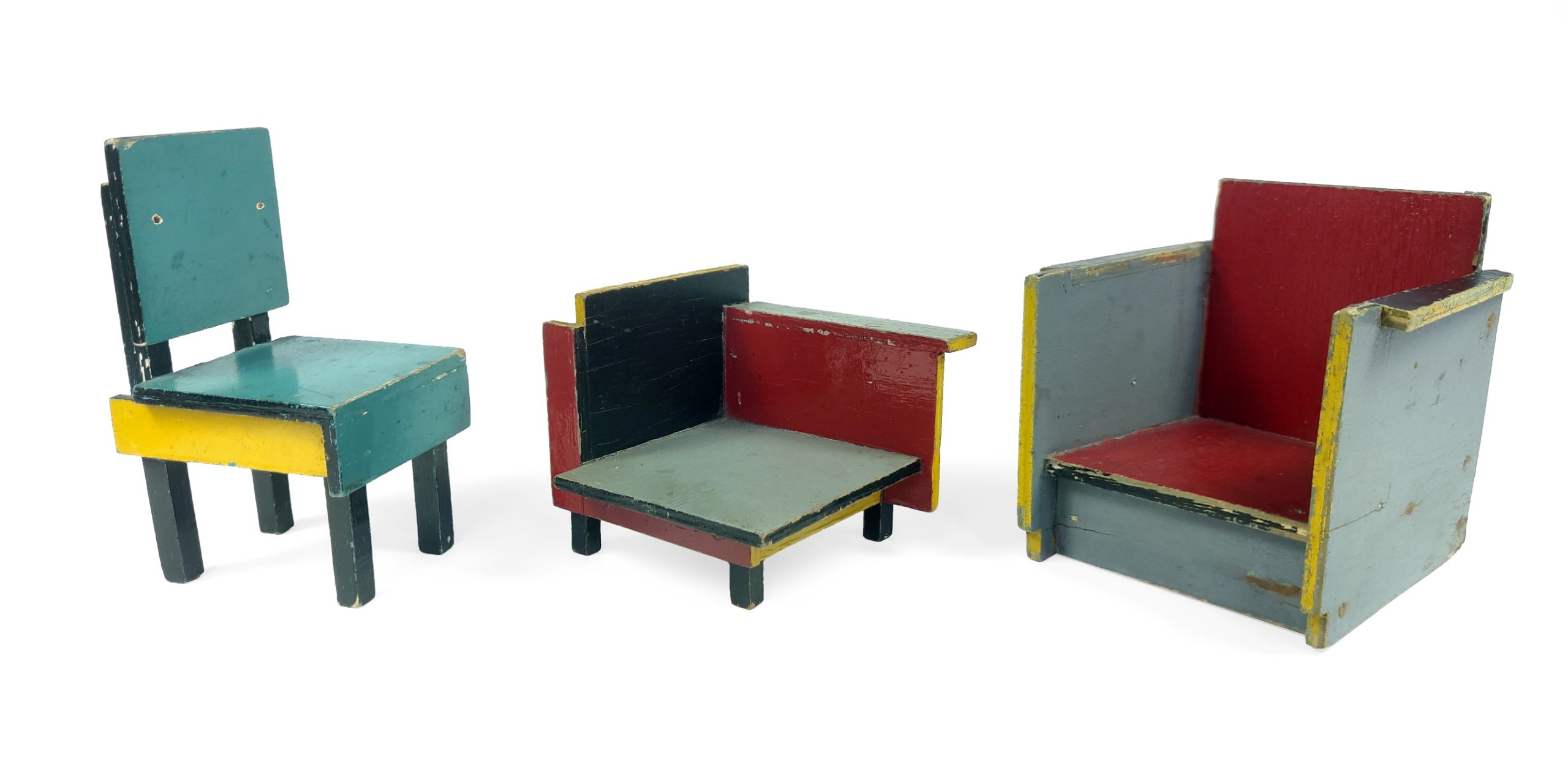 Drie poppenhuisstoeltjes van ado speelgoed in twee verschillende kleurstellingen