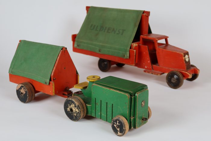De grote wagen IJldienst en de tractor met dekzijlwagentje, deze kleurrijke ado speelgoed wagens zijn geliefde voorwerpen onder verzamelaars